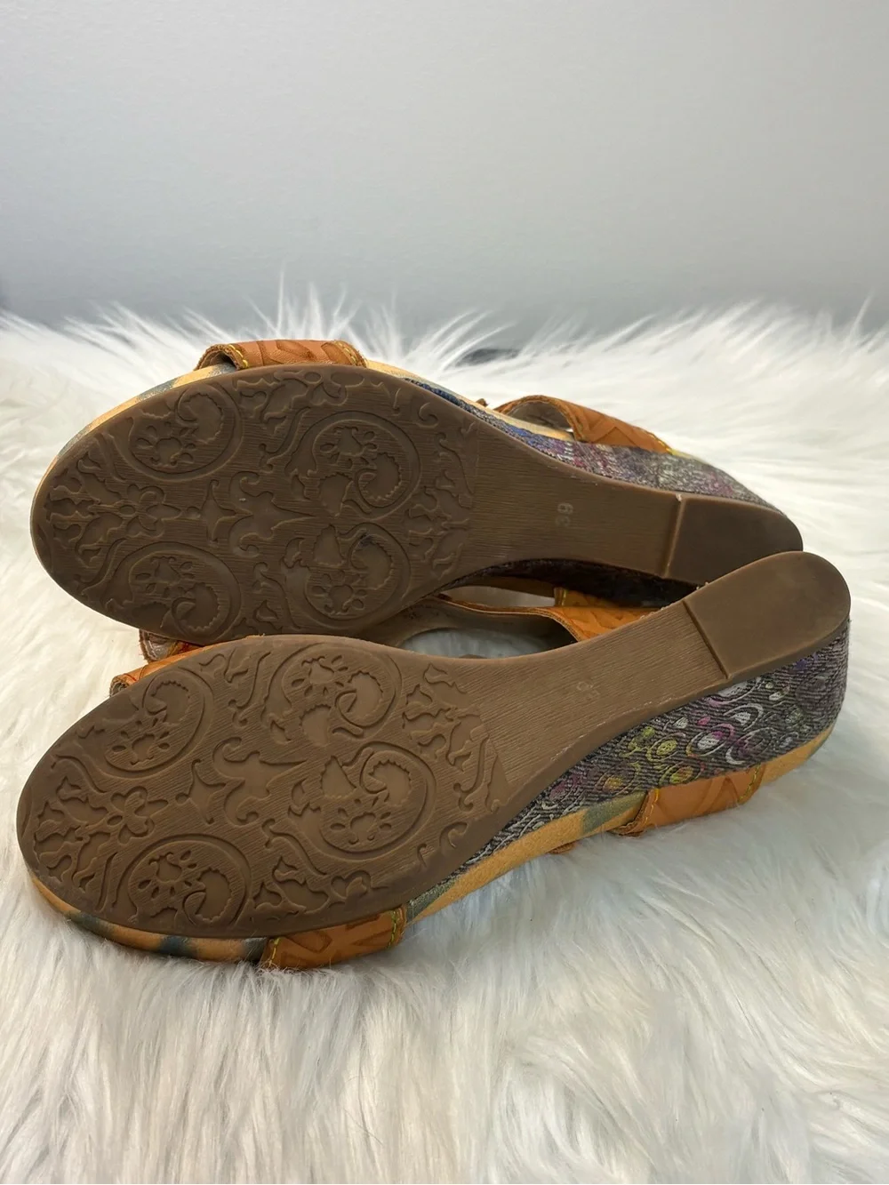 L'ARTISTE Cognac Leather Floral Appliqué Slide Sandals - Picture 11 of 13